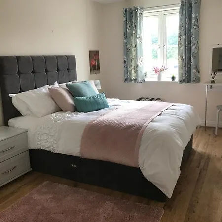 Swanning Off With Parking شقة *