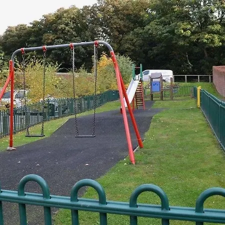 Swanning Off With Parking شقة