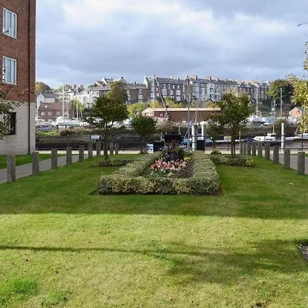 Apartment Swanning Off With Parking Whitby